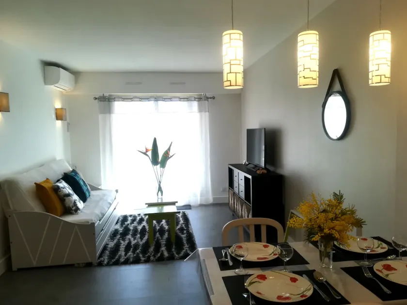 Golfe-Juan les Pins: 2 Zimmer, Klimaanlage, WLAN, Pool, Parkplatz, Strände, Geschäfte - Image 1