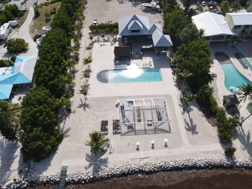 30 DAY RENTAL ONLY!  Beautiful 2.5 acre waterfront villa with pool , & tiki bar - Image 1