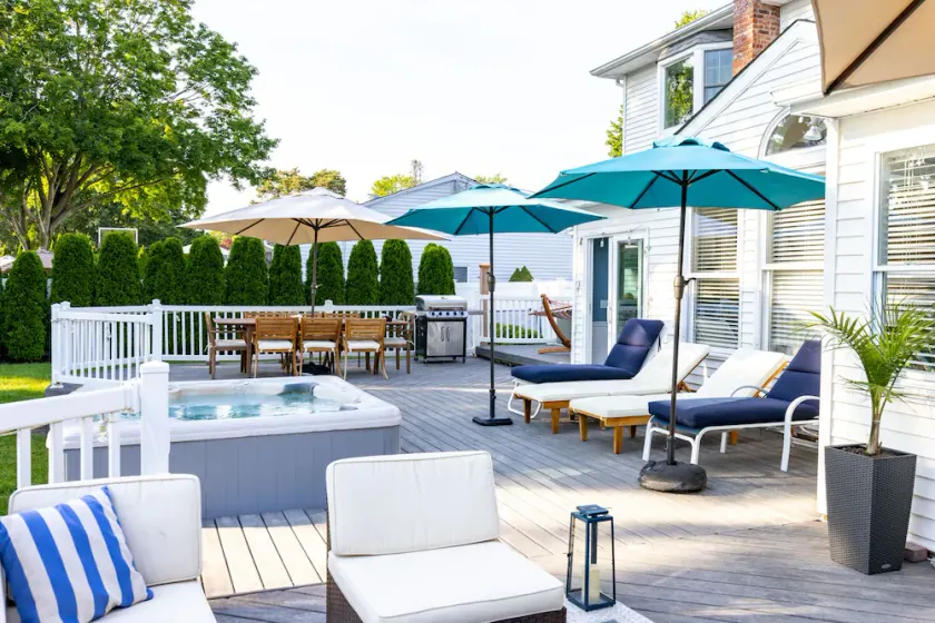 Belle maison de style colonial avec piscine / bain à remous / ping-pong dans le village de Bellport - Image 1
