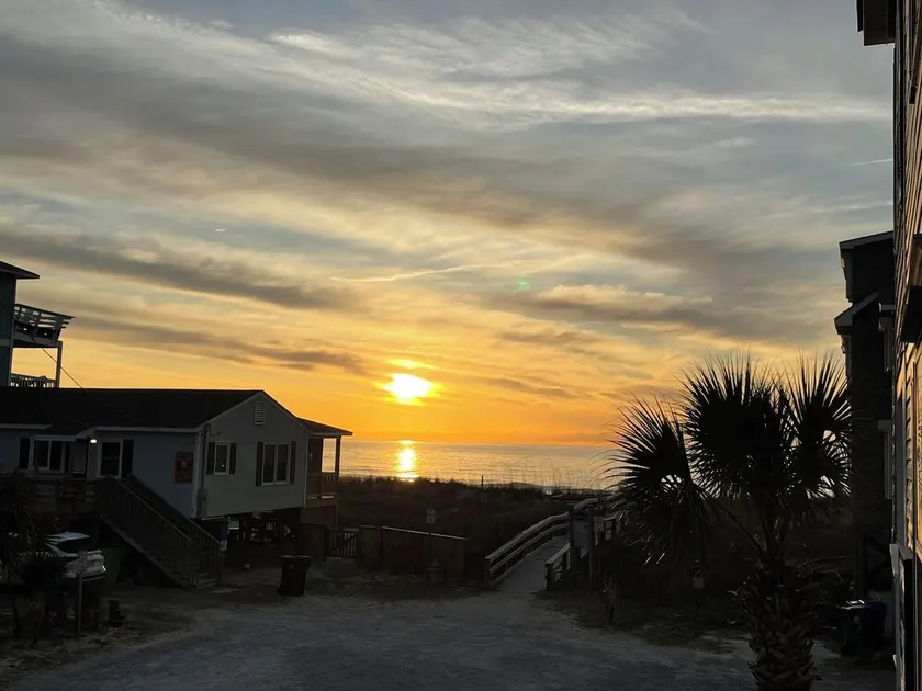 Pet friendly Leeward Cottage: Only a Few Steps to the Beach - Image 1