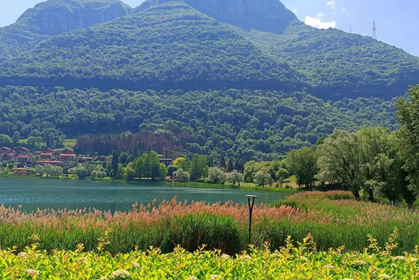 Delightful nest with pool on Lake D'Endine - Image 1