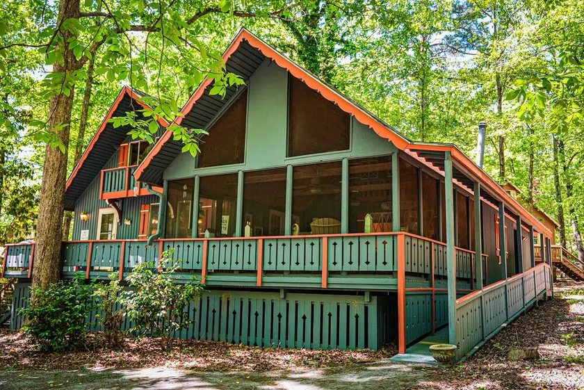 Chalet with Screened in porch with just steps away from the playground - Image 1