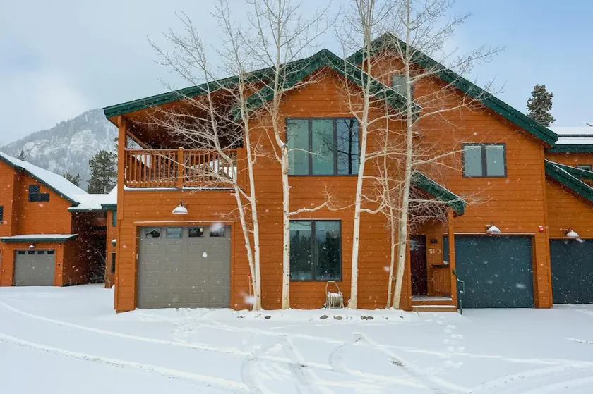 Frisco rivière Townhomes est nouvelle construction dans le cœur de Frisco. Tout sur la rue principale de Frisco est facilement accessible à pied et le service de navette qui passe juste devant elle vous amène à l'un des monde des stations de ski de cla... - Image 1