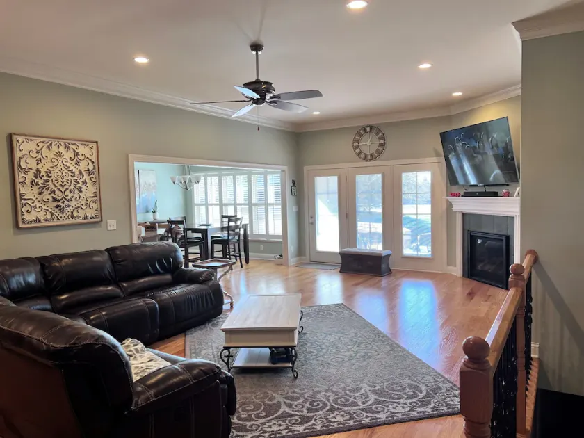 Lovely Louisville home w/pool! 3 bdrm & 3 bath - Image 1