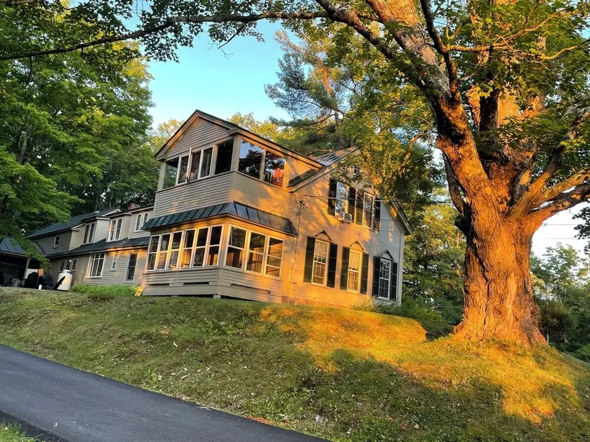 Home is perfect for large families with private lake access and close to town - Image 1
