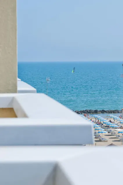 Hotel Boom - Image 1