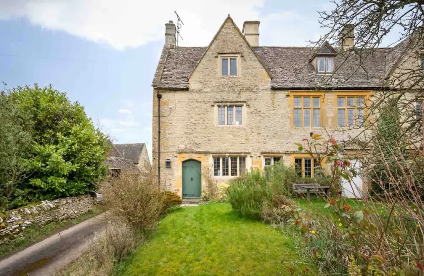 SHENLEY, pet friendly, character holiday cottage in Broadwell - Image 1