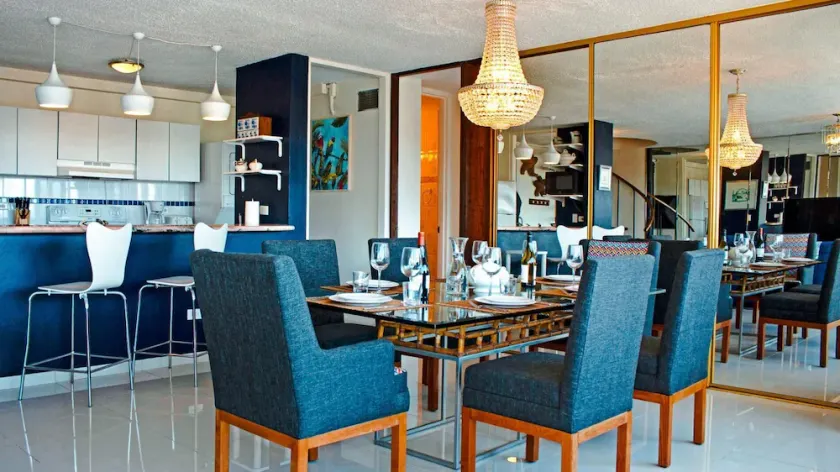 tlLuxury Penthouse Oasis, Steps to the Beach, Spacious, Pool & Near Dining - Image 1