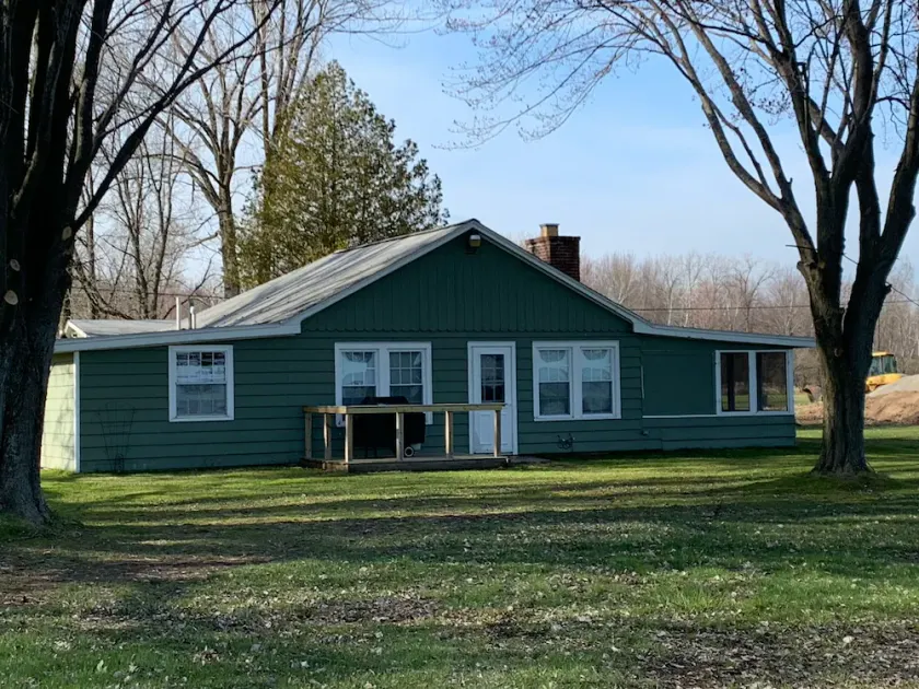 Waterfront cottage near Oconto - Image 1