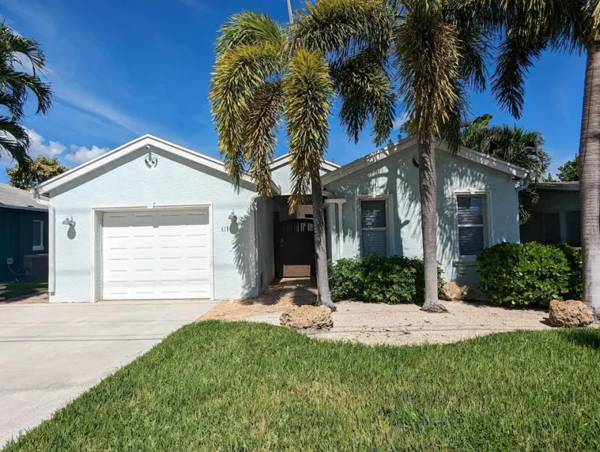 Fully Equipped 3/3 w/ hot tub 1 Mile To Beach - Image 1