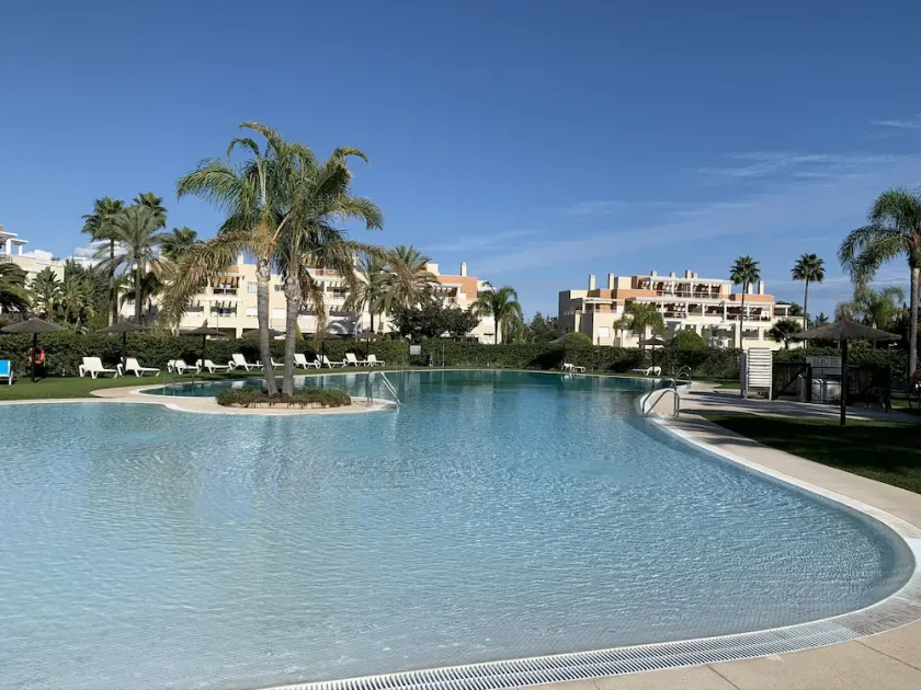 Appartement de luxe avec l'une des plus grandes piscines de la côte - Image 1