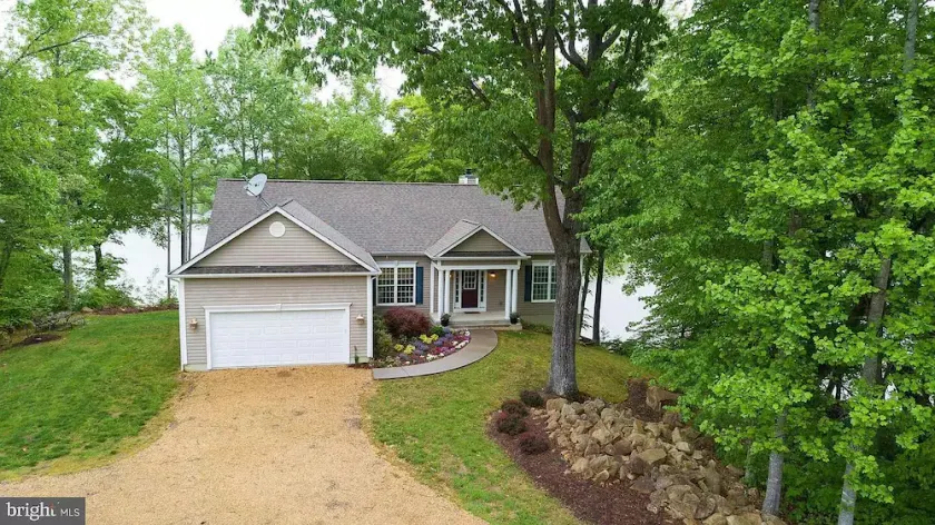 Waterfront Oasis! Ready to Make a Splash? - Image 1