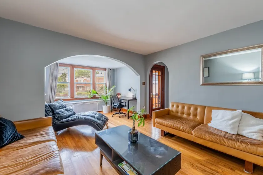 10 Minutes  from Midway Airport  Cozy Cottage Home - Image 1