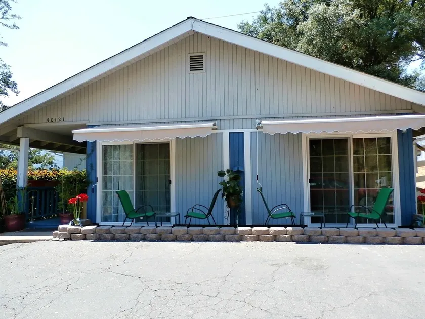 Family-Friendly, Pet-Friendly, 2 Minute Drive To Everything In Oakhurst - Image 1