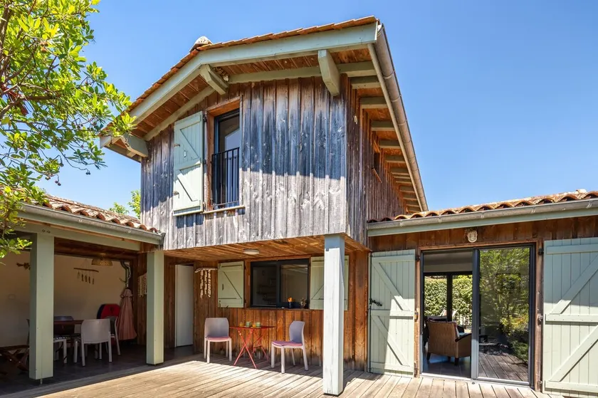 Chalet 'Piqueyrot' in Nature Reserve Area with 2 Terraces - Image 1