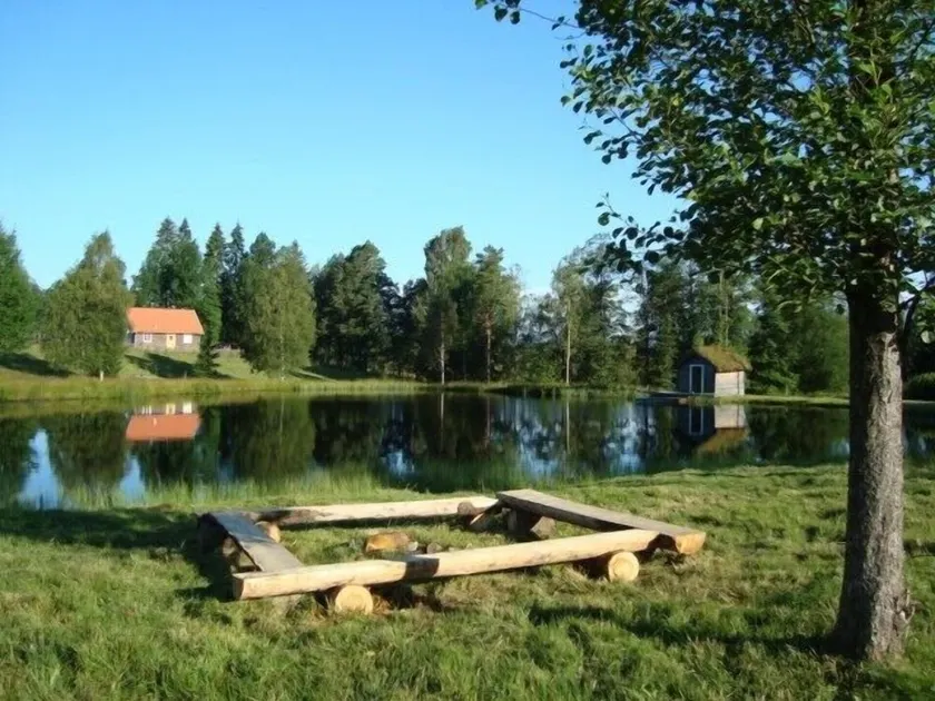 Familjevänlig timmerstuga med bastu bad och fiskesjö. - Image 1