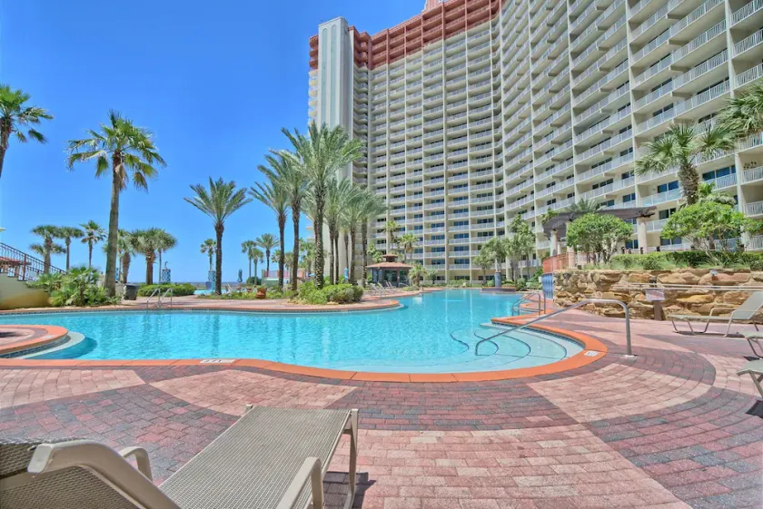 Beachfront low floor condo w/same level parking -Great location - amazing pool - Image 1