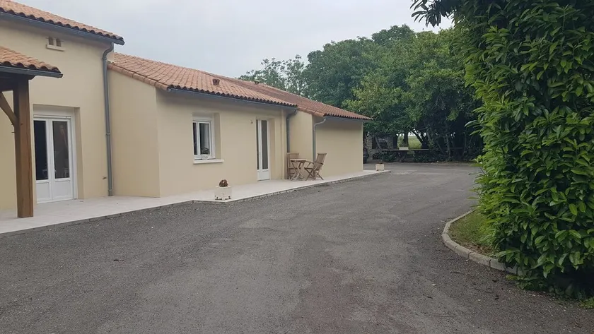 Ruffec charente House peaceful and pleasant setting with park and near ts shops - Image 1