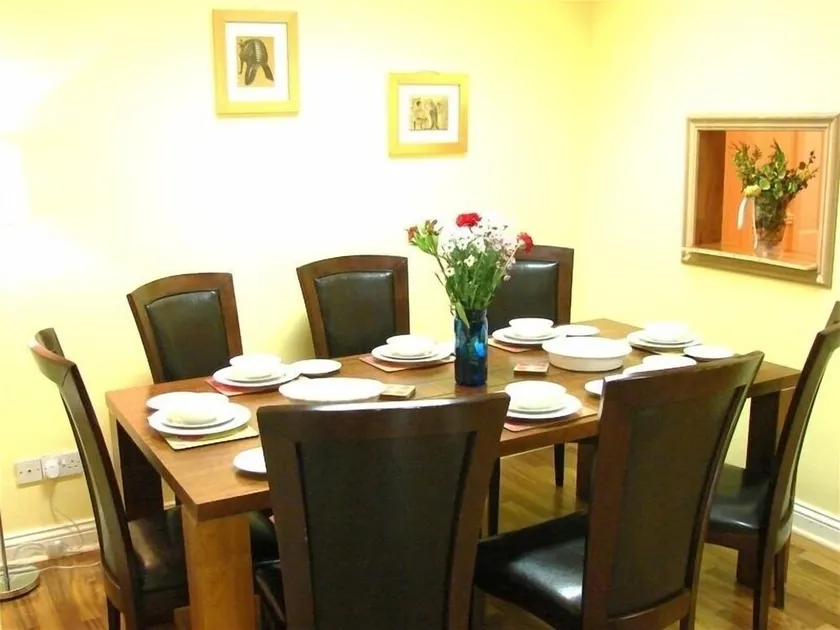 Intl Townhouse Apt on The Crescent: perfect for walking everywhere! - Image 1
