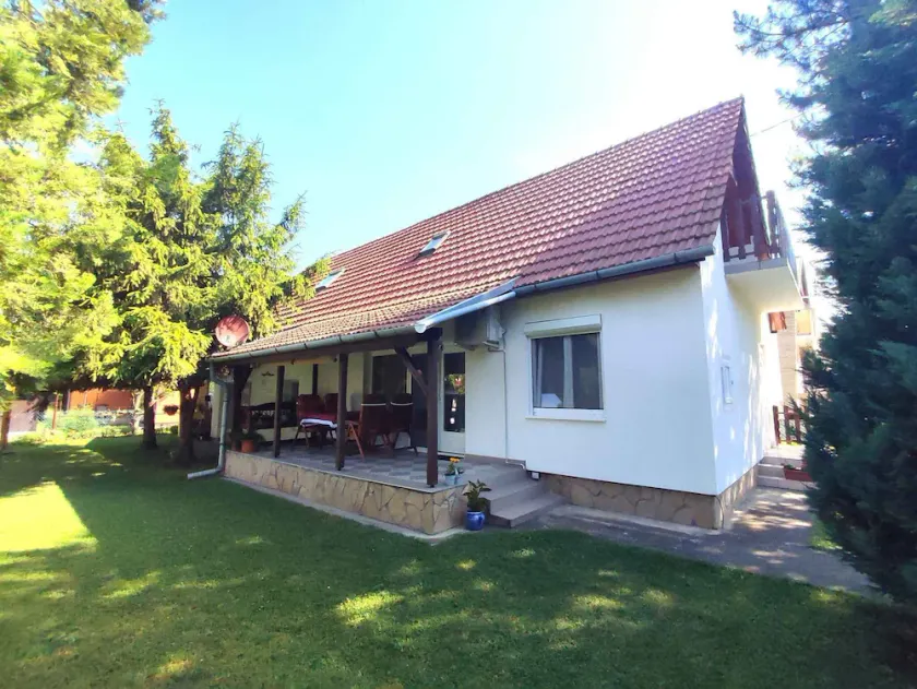 Holiday apartment with free Wi-Fi and garden pavilion - Image 1