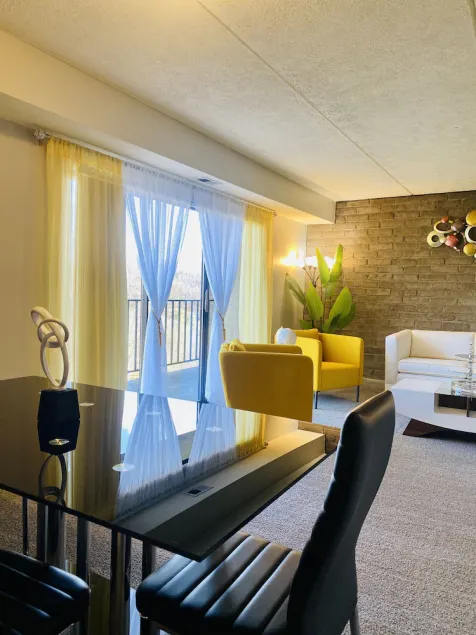 Spacious 2BR Apartment w/ Balcony • Free Parking • Near UPMC - Image 1