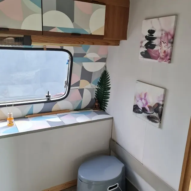 Zen caravan in a small private garden - Image 1