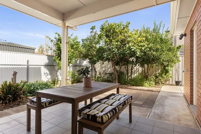 Family-Friendly 4-Bed Home with Parking - Image 1