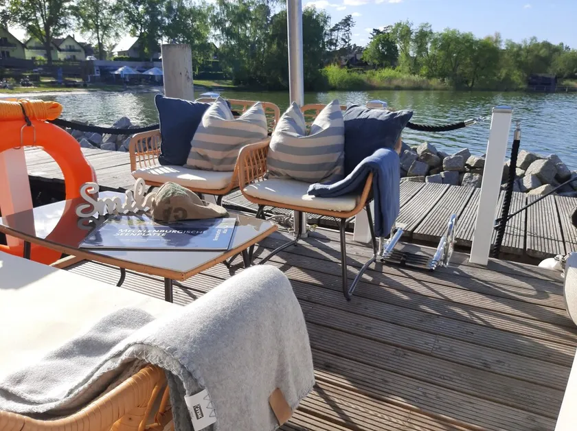 Houseboat - Vacation.... where the frog jumps into the water. - Image 1