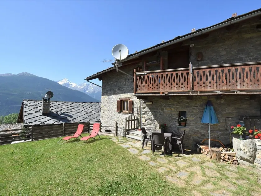 Cosy apartment for 5 guests with TV and pets allowed, close to Aosta - Image 1