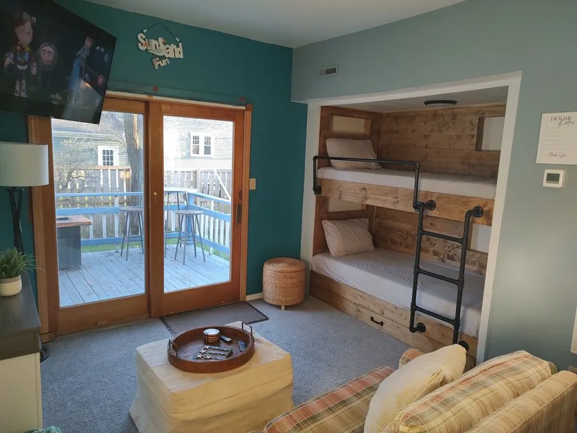 Cozy 1 bedroom cottage walking distance to Lake Michigan & downtown! - Image 1