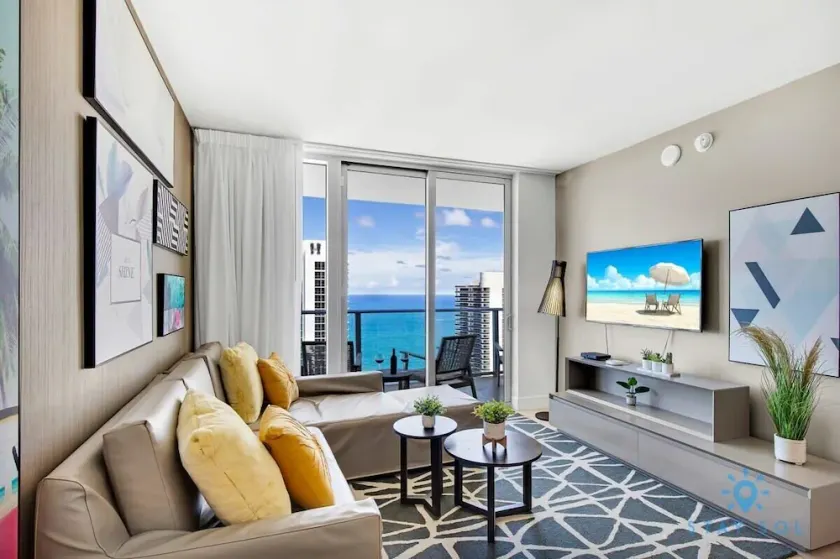 Luxury Condo with Jacuzzi and Amenities - Image 1