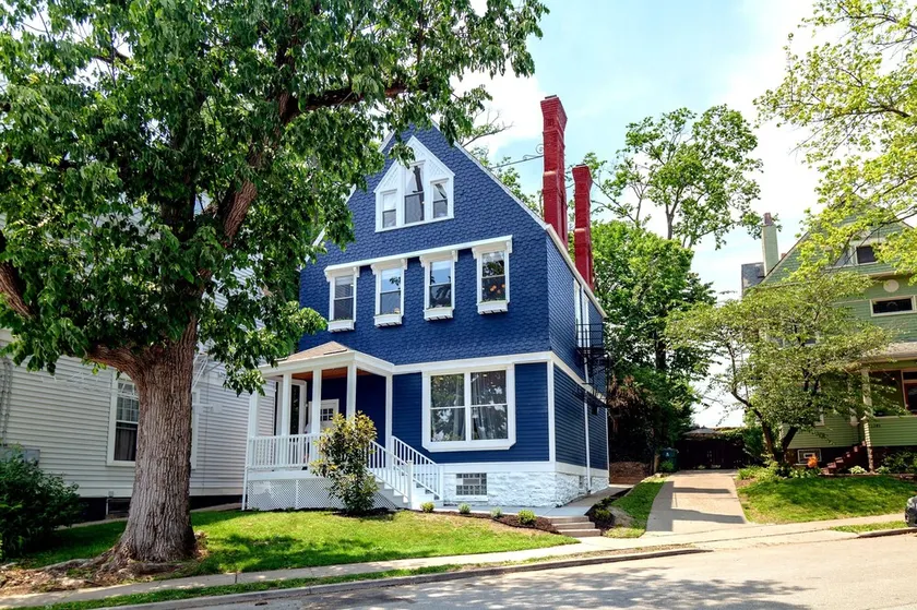 (Sleeps 22) Renovated House 5 Minutes to Downtown - Image 1