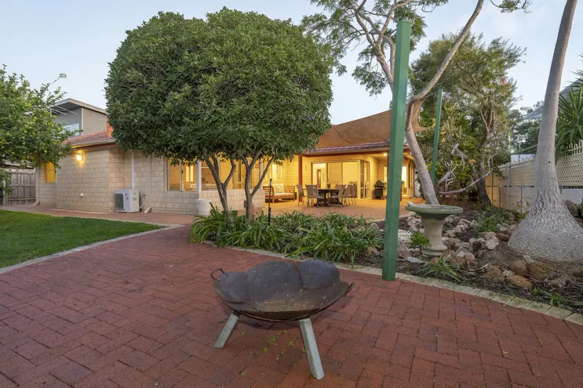 Ocean Pines: beachside family favourite in quiet leafy street - Image 1