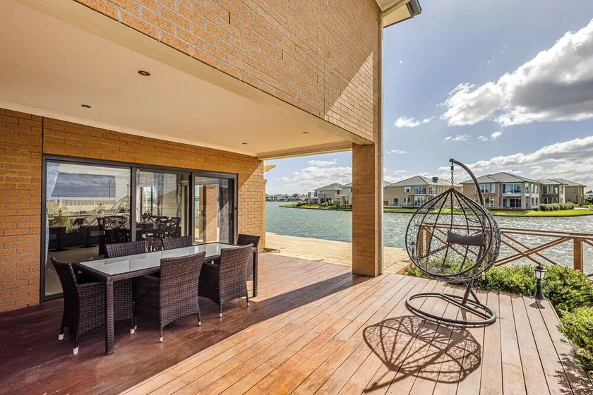 StayAU 5BR Idyllic Lakefront Escape Point Cook - Image 1