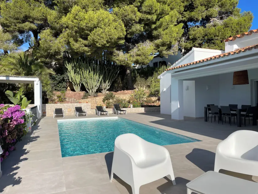Villa mit privatem Pool, einem schönen gepflegten Garten mit Blick auf den Golfplatz - Image 1