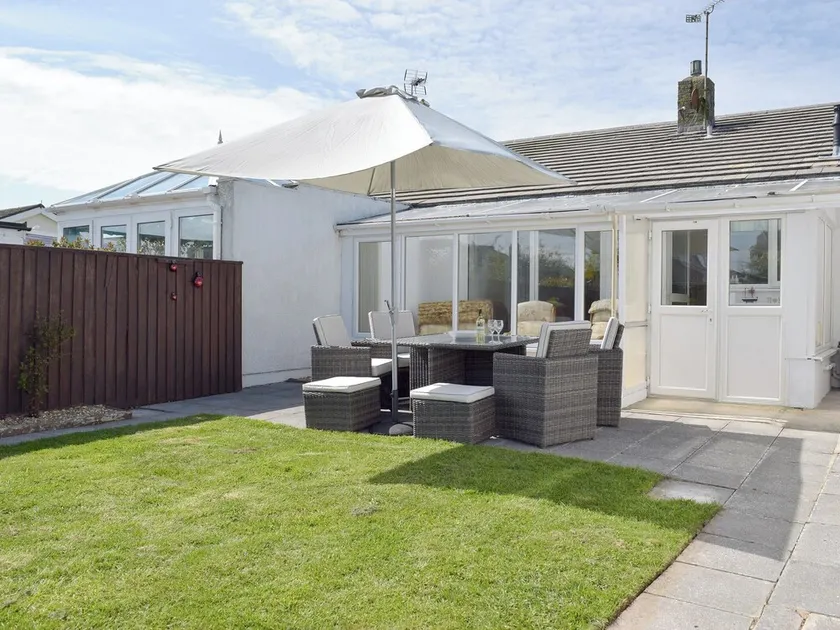 2 bedroom accommodation in Saundersfoot - Image 1