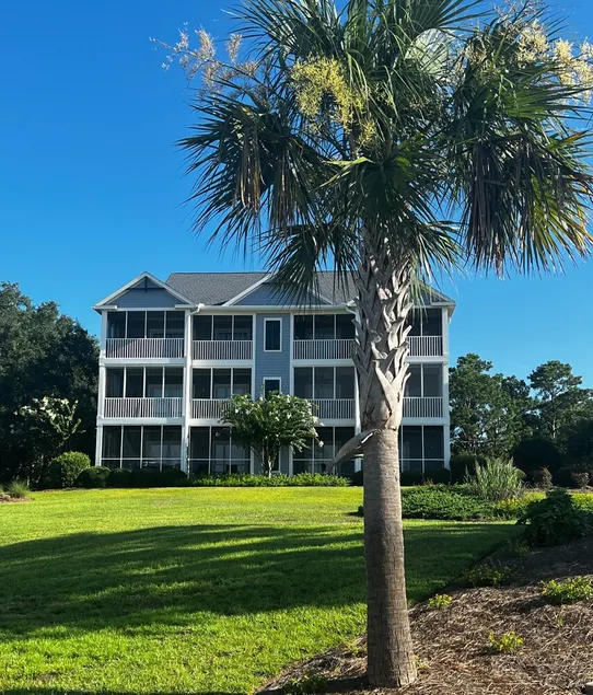 Upscale condo with magnificent marina views - Image 1