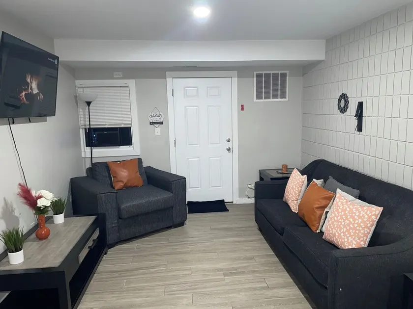 Cozy & Spacious / 3 Min Walk to Yale Hospital - Image 1