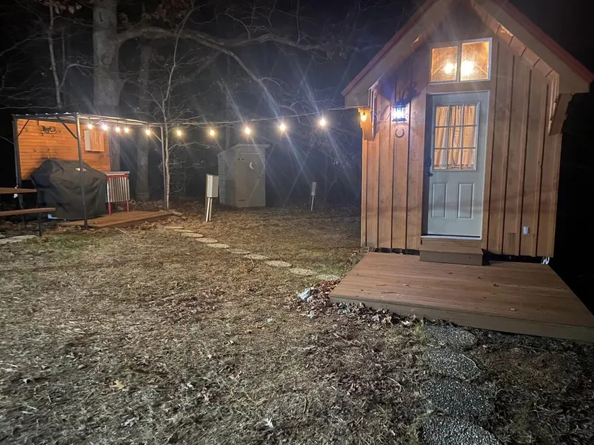 Private TINY CABIN Full Bath Queen Bed 5 STAR Clean! By Patoka Lake - Image 1