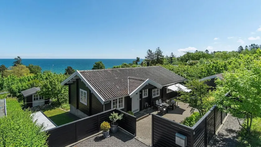 Summer house with sea view on beautiful Bornholm - Image 1