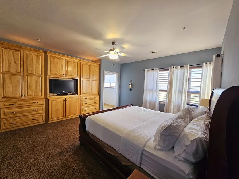 Apartment Suite Penthouse located at hotel on Madison's east side! - Image 1