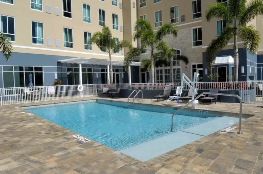 Free Breakfast, Free Shuttle, Outdoor Pool! Near Downtown! - Image 1