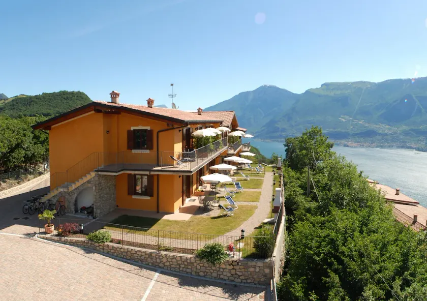Residence Garden: Three-room apartment with balcony and lake view - Image 1