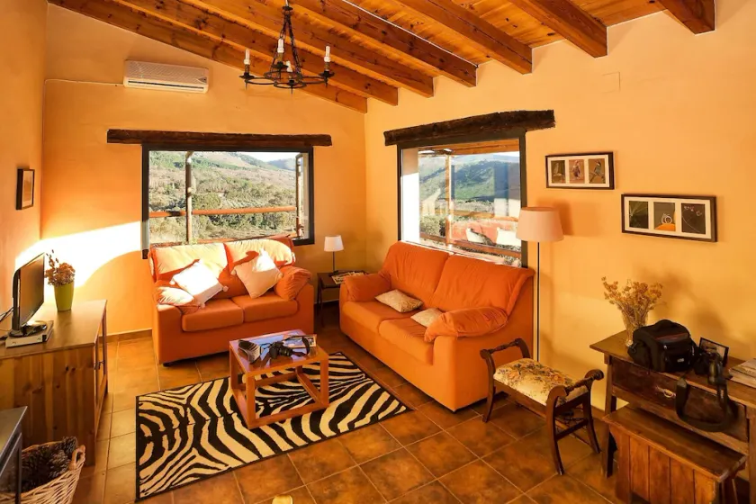 Detached house with 2 bedrooms overlooking the valley (A2) - Image 1