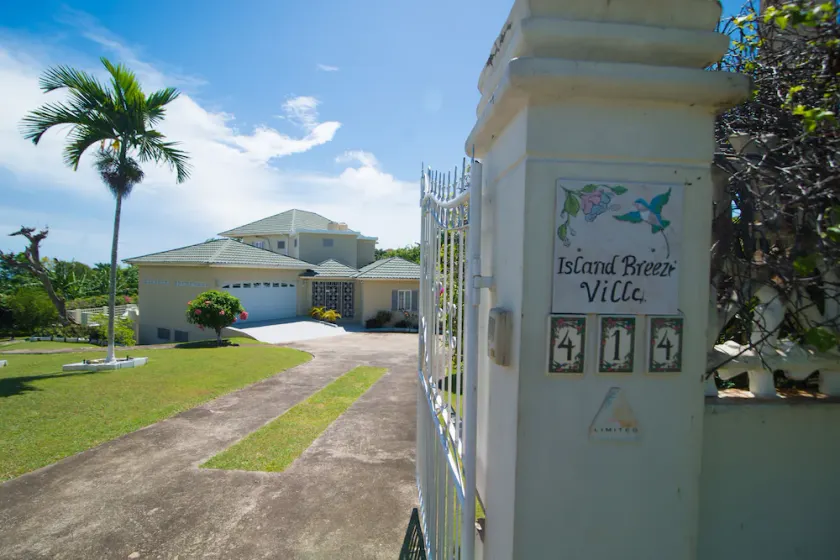 Island Breeze Villa 1 night free after 7 nights within 2024 - 2026 - Image 1