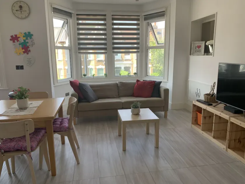 Spacious and bright modern styling 3 bed flat - Image 1