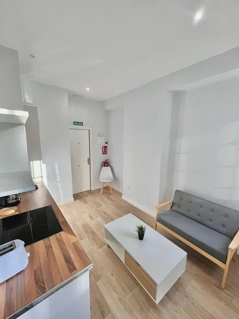 Escape to Madrid: Modern and Cozy Studio near IFEMA - Image 1