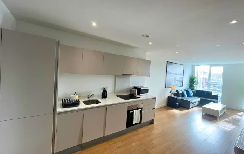 STUNNING 2 BED/2 BATH IN TOWN CENTRE & PARKING! - Image 1