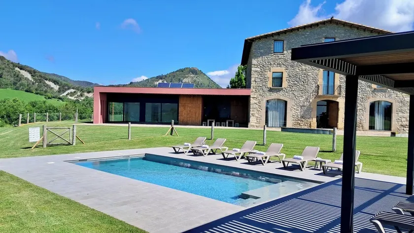 Luxurious three floors holiday home with huge garden, swimming pool and jacuzzi - Image 1