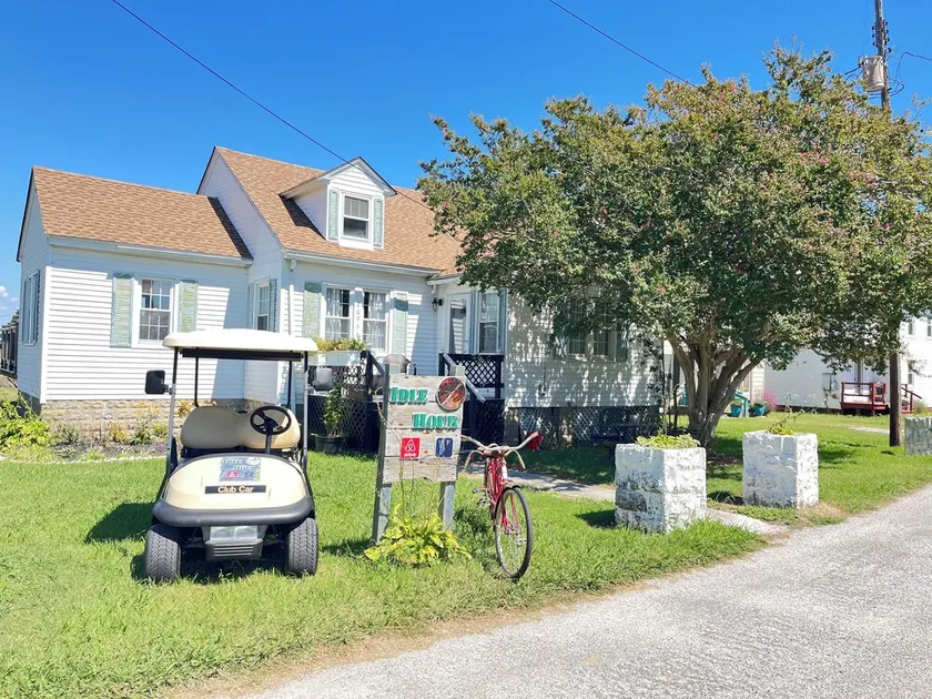 IDLE HOUR, a tranquil 3 bedroom 1.5 bath cottage WITH DOCK & golf cart rental - Image 1